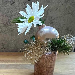 DIY Projekt - Christbaumkugel mit Deko als Vase mit Blume.
