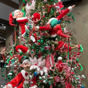 Überfüllter Weihnachtsbaum mit großen Wichtelfiguren nach amerkanischem Vorbild