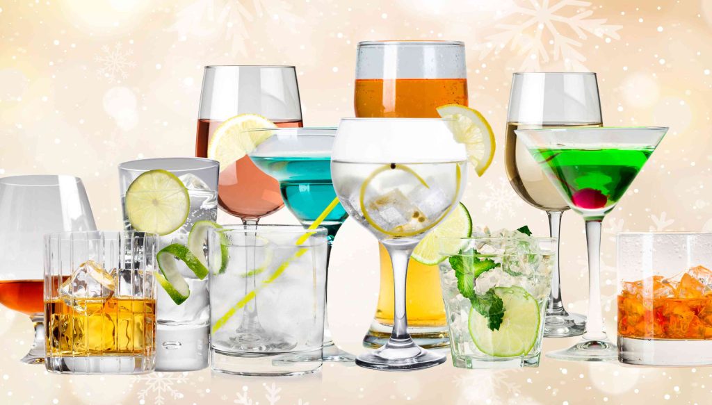 Verschiedene Gläser mit Alkohol zum Thema Adventskalender mit Alkohol