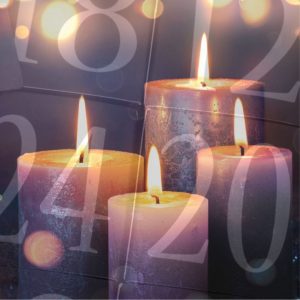 Vier brennende Kerzen in unterschiedlicher Höhe vor dunklem Hintergrund mit Lichtakzenten einer Lichterkette, halbtransparent überlagert von Adentskalenderzahlen.
