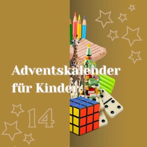 Symbolisches Adventskalendertürchen mit halb hervorschauenden Spielsachen für Kinder wie Zauberwürfel, Dominosteine, Knete, Giraffen-Figur, Lego-Tannenbaum und Buntstiften mit Beschriftung Adventskalender für Kinder