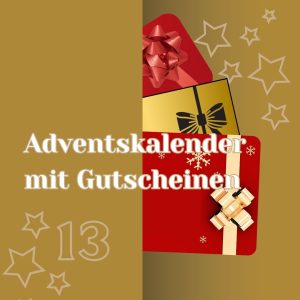 Symbolisches Adventskalendertürchen mit halb hervorschauenden Chips, Salzstangen und Nüssen mit Beschriftung Adventskalender mit Snacks