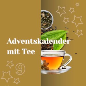 Symbolisches Adventskalendertürchen mit halb hervorschauender Tasse mit Tee, Teeblätter und Tee mit Beschriftung Adventskalender mit Tee.